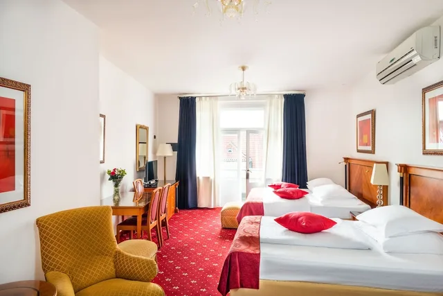 غرفة رباعية بسرير كينج وسرير كوين، Hotel Leon D'oro 1/2