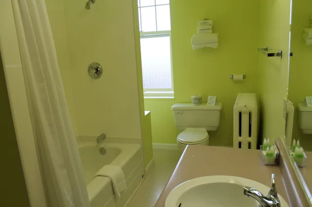 غرفة قياسية بسرير كوين، James Bay Inn Hotel Suites Cottage 5/5