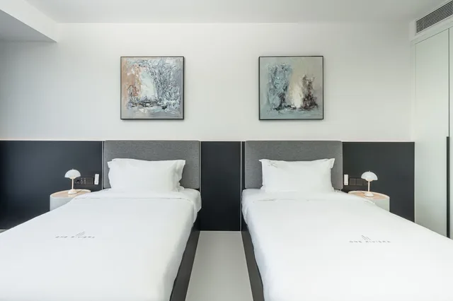 غرفة سوبيريور بسريرين منفصلين بإطلالة على المدينة، One Riviera Hotel and Residences 1/5
