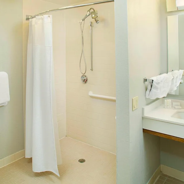 غرفة بسرير كينج مع أريكة بحوض استحمام لذوي الإعاقة، Courtyard by Marriott West Palm Beach Airport 4/4
