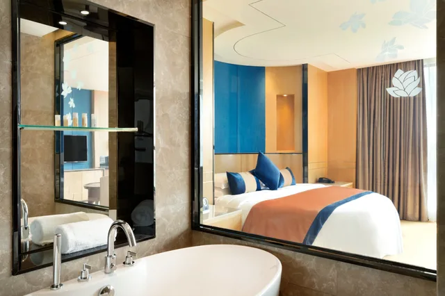 غرفة فاخرة بسرير كينج للمدخنين، Ramada by Wyndham Foshan Nanhai 1/1