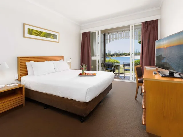 Room, Queen Bed, Lagoon View، Novotel Sunshine Coast Resort 4/8