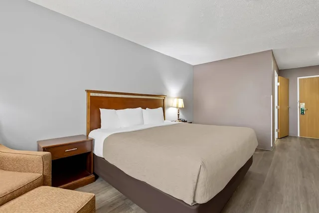 غرفة قياسية بسرير كينج، Quality Inn near Monument Health Rapid City Hospital 4/8