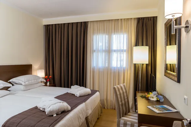 شقة تنفيذية بسريرين منفصلين وسرير كينج مع أريكة، Neptune Luxury Resort 2/3