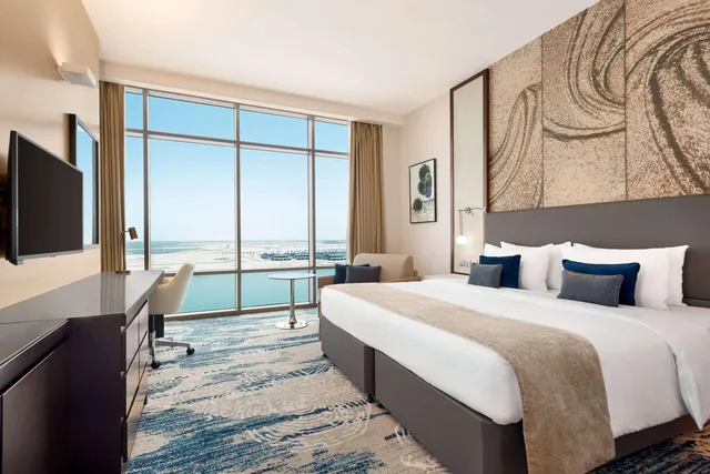 غرفة تنفيذية بسرير كينج بإطلالة على البحر، Novotel Dubai Gold District 1/2