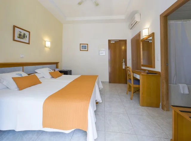غرفة بسريرين منفصلين بإطلالة على الحديقة بشرفة، Osiris Ibiza Hotel 1/3