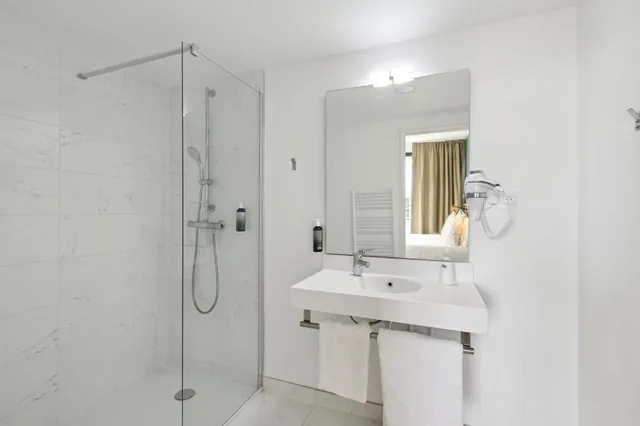 غرفة سوبيريور بسرير مزدوج لذوي الإعاقة، All Suites Hotel Paris Pleyel L’Ile Saint Denis 2/2