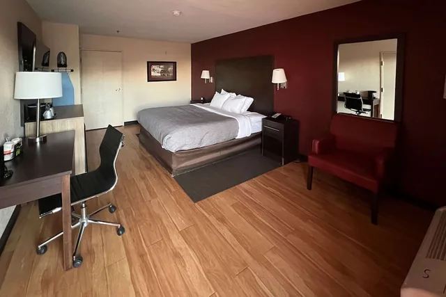 غرفة بسرير كينج، Quality Inn & Suites Near Six Flags and Medical Center 5/10