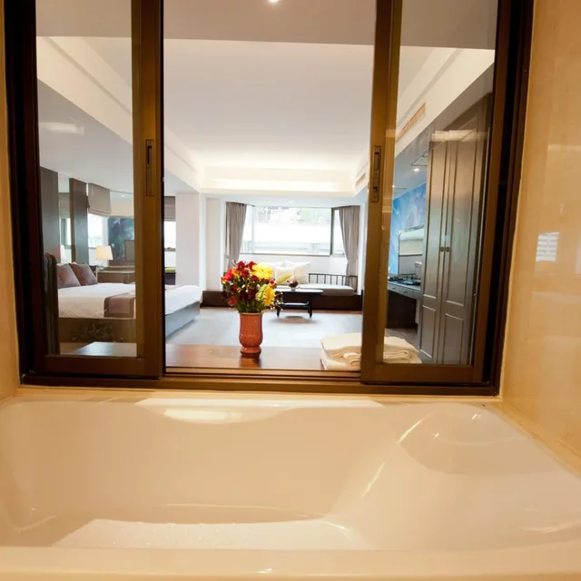 جناح جونيور، The Grand Sathorn 8/8