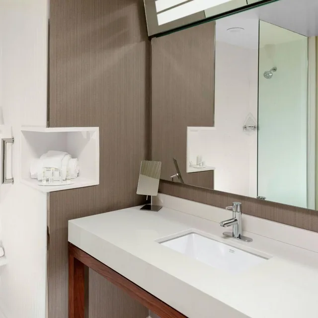 غرفة كبيرة بسرير كينج مع أريكة، Courtyard St Louis West County 2/2