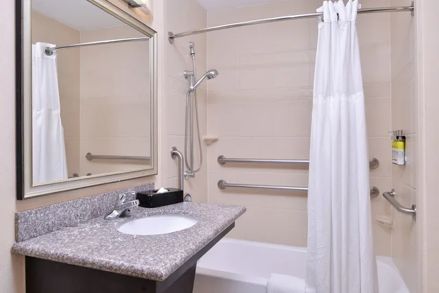 جناح استوديو بسرير كينج بمطبخ لذوي الإعاقة، Staybridge Suites Oklahoma City 7/10