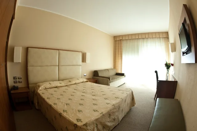 غرفة قياسية رباعية بسرير مزدوج بإطلالة على البحر بغرفتي نوم مع أريكة، Hotel Villaggio Club ALTALIA 1/4