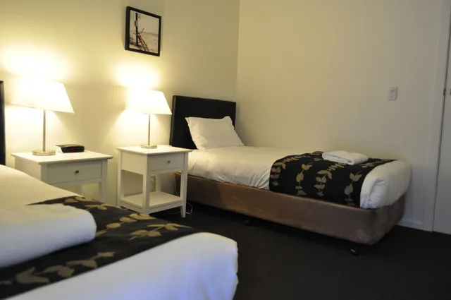 2 Bedrooms, Deluxe, Suite, 1 Single and 2 Double Beds, Kitchenette، ALBURY BURVALE MOTOR INN 2/3