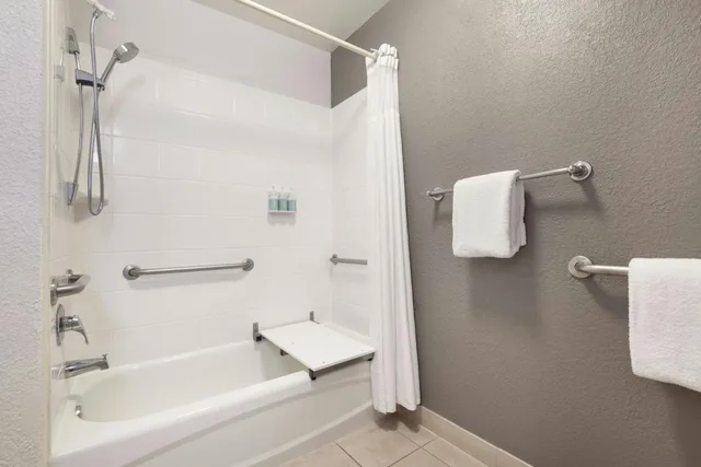 غرفة بسرير كينج مع أريكة بحوض استحمام لذوي الإعاقة، Courtyard Scottsdale Old Town 4/5