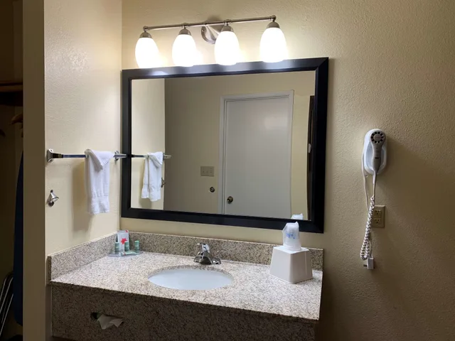 غرفة قياسية بسريرين كوين يُسمح فيها بالحيوانات الأليفة، Best Western Desert Oasis 6/7