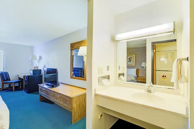 غرفة بسرير كينج، Capital O Amerihost Inn and Suites Mexico Hwy 54 MO 4/5