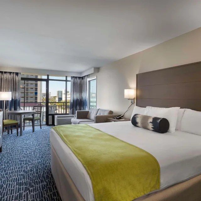 غرفة بسرير كينج بإطلالة جزئية على البحر بحوض استحمام لذوي الإعاقة، Dayton House Resort, BW Signature Collection 2/3