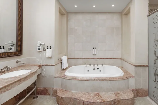 جناح ملكي بسريرين مزدوجين بإطلالة على الكعبة، فندق مكة سويس أوتيل(Swissotel Makkah) 3/3