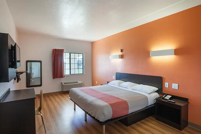 غرفة قياسية بسرير كينج، Motel6 Bedford, TX - Fort Worth 3/8