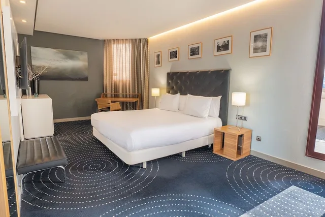 جناح بسرير كينج بشرفة، Silken Amara Plaza 2/7