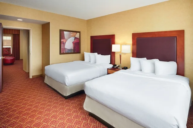 جناح بسرير كينج وسريرين مزدوجين بغرفتي نوم، Embassy Suites by Hilton Charlotte Concord Golf Resort & Spa 5/10