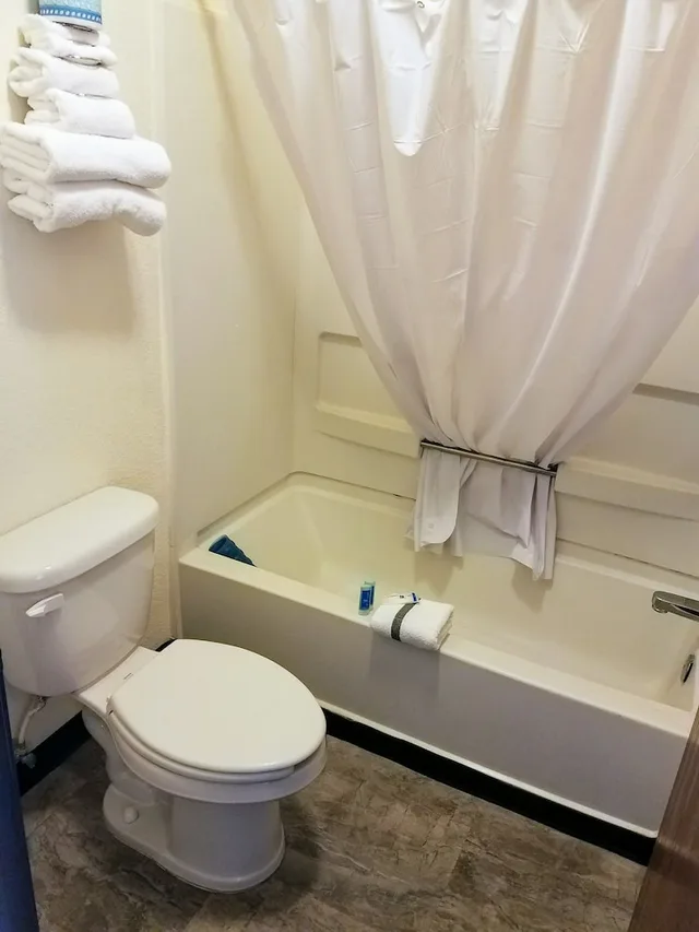 غرفة قياسية بسرير كينج، Rodeway Inn Near Ft Huachuca 3/4