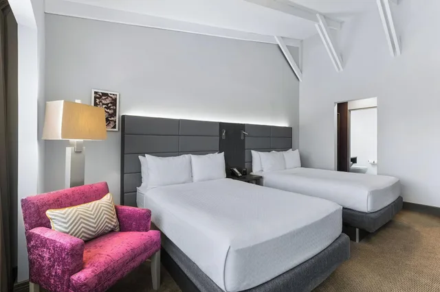 غرفة قياسية بسريرين مزدوجين مع دخول صالة النادي في الطابق العلوي، Crowne Plaza San Jose La Sabana by IHG 3/5