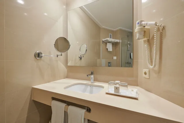 غرفة قياسية ثلاثية بشرفة، Hotel Sabina & Suites 2/2