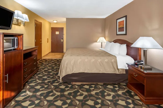 غرفة قياسية بسرير كينج، Quality Inn Paradise Creek 3/7
