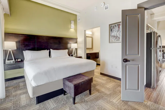 جناح بسرير كينج بغرفة نوم واحدة مع أريكة بمطبخ، Staybridge Suites BALTIMORE INNER HARBOR 3/10