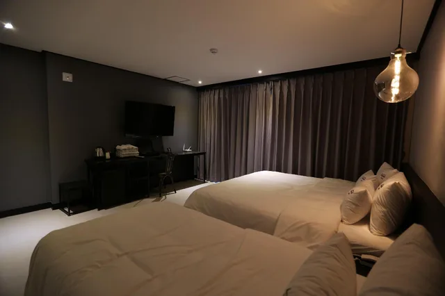 جناح عائلي، Busan Gupo Almond 3/3
