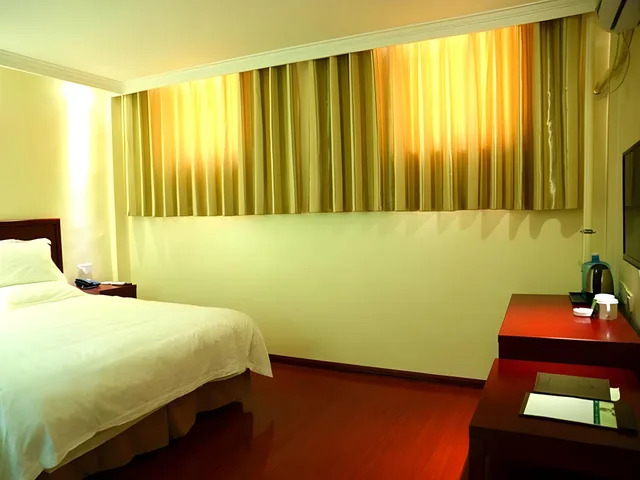 غرفة غراند بسرير كينج وسرير كوين، GreenTree Inn Heze Development Zone Guangzhou Road Yuehua Express Hotel 1/1