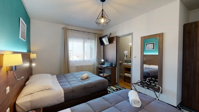 غرفة كومفورت ثلاثية بسرير مزدوج وسرير فردي، Hotel Les Pieux 4/10