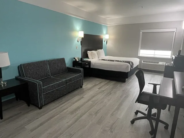 غرفة تنفيذية بسرير كينج، La Quinta Inn Suites Raymondville 3/8