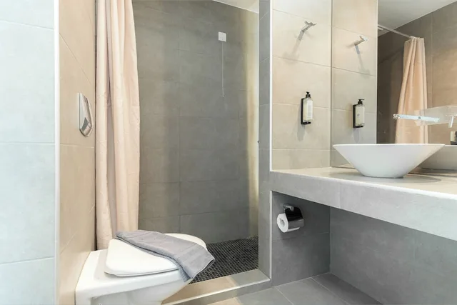 غرفة عائلية بسريرين مزدوجين بإطلالة على الحديقة، Kamari Beach Hotel 4/9