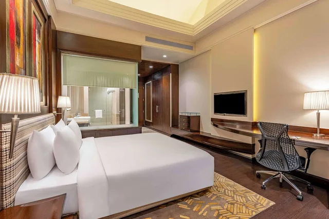 غرفة بريميوم بسرير كينج، Radisson Noida 6/7
