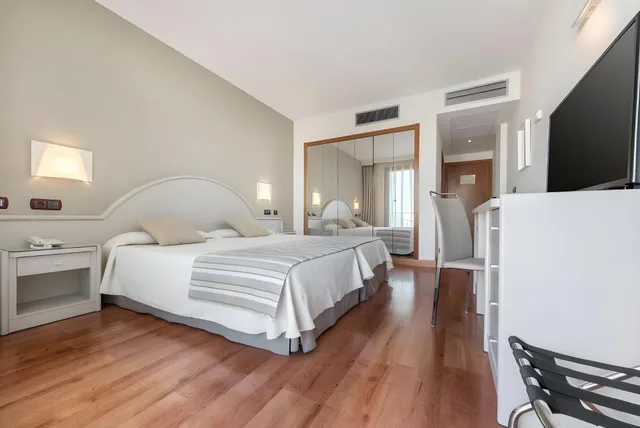 غرفة بسرير مزدوج بإطلالة، Gran Hotel Costa del Sol 1/2