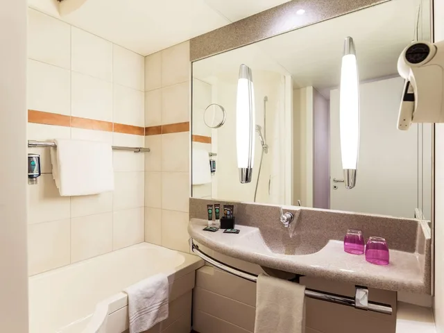 Standard, Queen Bed, Sofa, Novotel Dusseldorf City West 8/8