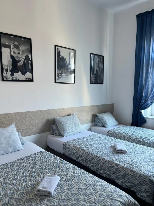 غرفة ثلاثية، Hotel Clochard 1/10