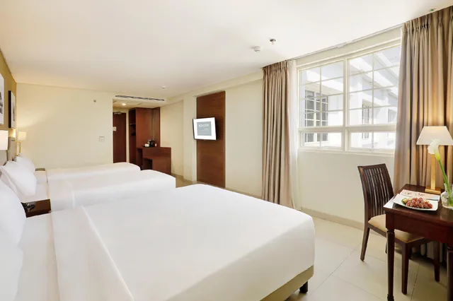 غرفة عائلية بسرير كوين وسريرين منفصلين، Kokoon Hotel Surabaya 1/2