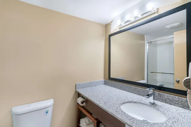 غرفة بسرير كوين للمدخنين، Super 8 by Wyndham Raleigh North East 3/4