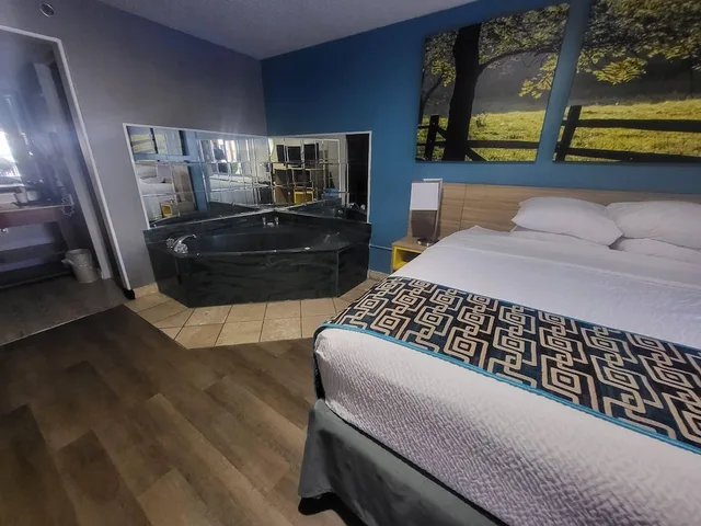 غرفة قياسية بسرير كينج بحوض جاكوزي، Park Inn by Radisson, Attalla-Gadsden 2/6