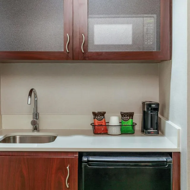 جناح بسرير كينج مع سرير سحّاب إضافي مع أريكة بحوض استحمام لذوي الإعاقة، Springhill Suites Norfolk Virginia Beach 8/9