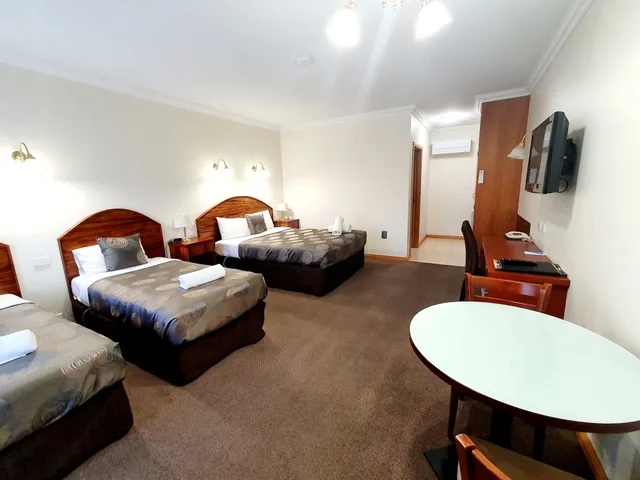 Deluxe, Family, Queen and Twin Beds, Golden Grain Motor Inn 2/4