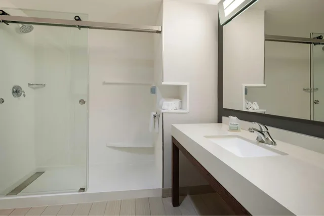 غرفة بسرير كينج مع أريكة بحوض استحمام لذوي الإعاقة، Courtyard Redwood City 4/6