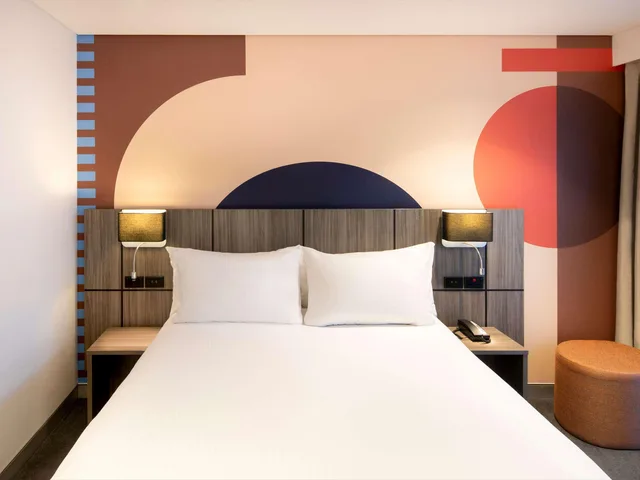 Room, Queen Bed, ibis Styles Sydney Central 7/10