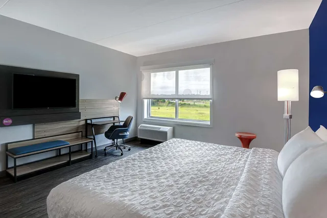 Room, King Bed, Bathtub, Accessible, Tru by Hilton Franklin Cool Springs Nashville 2/7