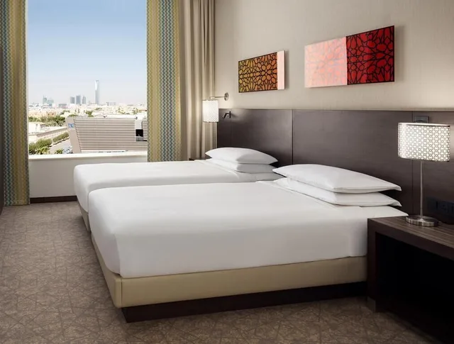 غرفة بسريرين منفصلين مع أريكة، فندق حياة بليس الرياض السليمانية(Hyatt Place Riyadh Al Sulaimania) 4/10