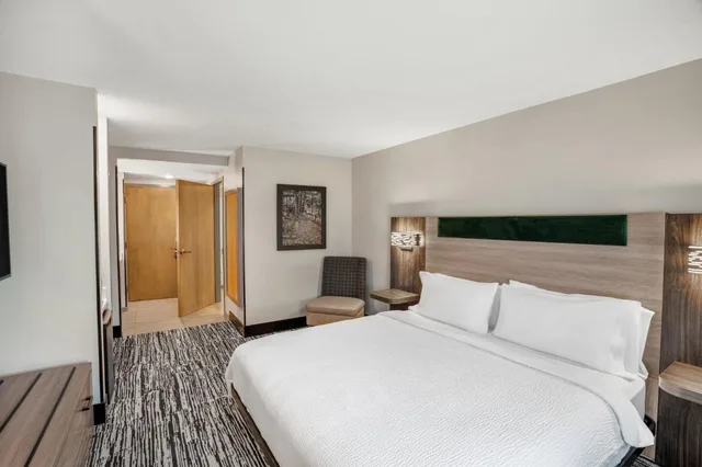 غرفة قياسية بسرير كينج في طابق مرتفع، Holiday Inn Express And Suites Hayward 5/9
