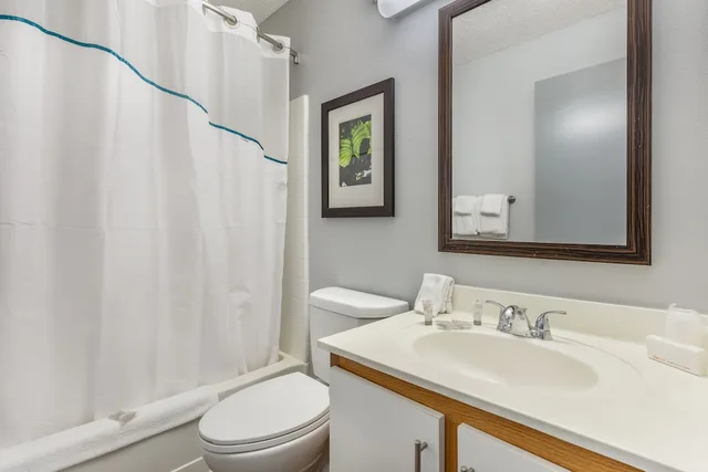 جناح بسرير كوين بغرفتين مع أريكة، HomeTowne Studios & Suites by Red Roof Greensboro 6/10